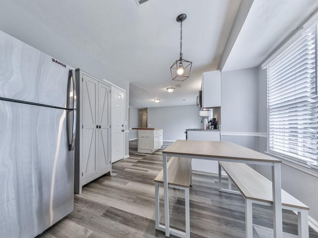 525 Henson Cir, Carrollton, GA 30117 - kitchen featuring appliances with stainless steel finishes, wood finished floors, baseboards, and pendant lighting