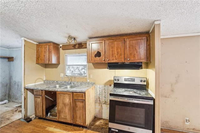 kitchen with electric stove, sink, light hardwood / wood-style floors, and a textured ceiling