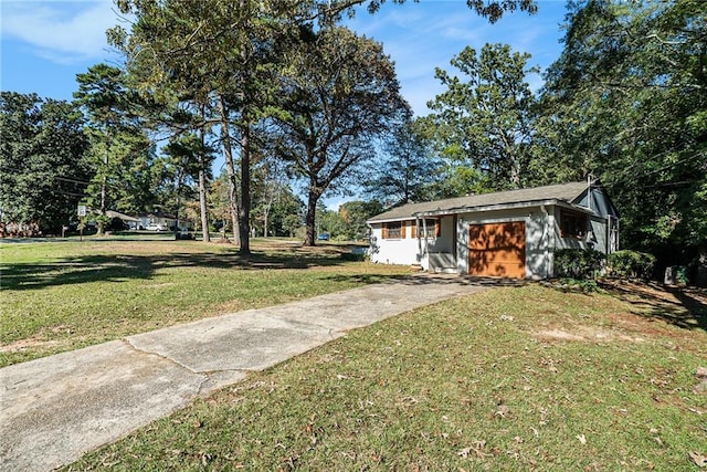 view of front of home featuring a garage, driveway, and a front lawn