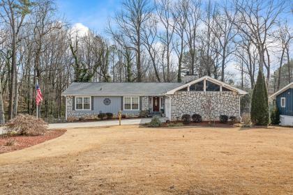 view of front of property featuring a front lawn