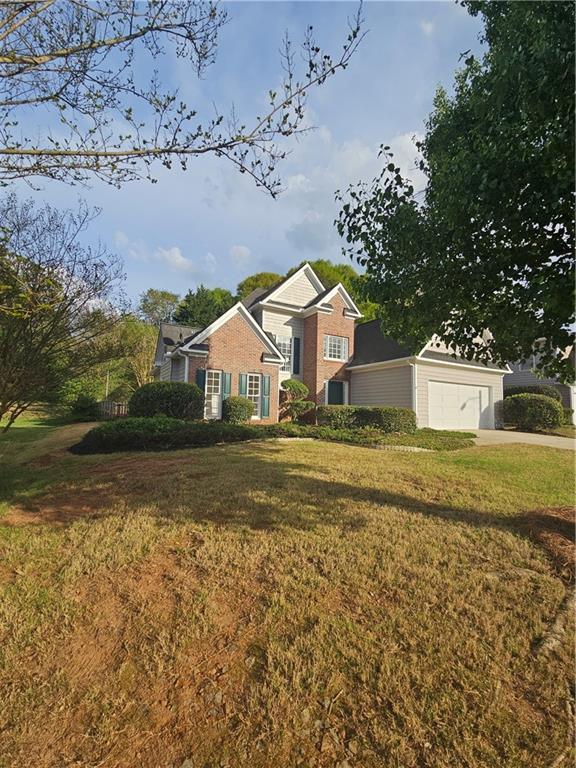 view of front facade featuring a front lawn and an attached garage