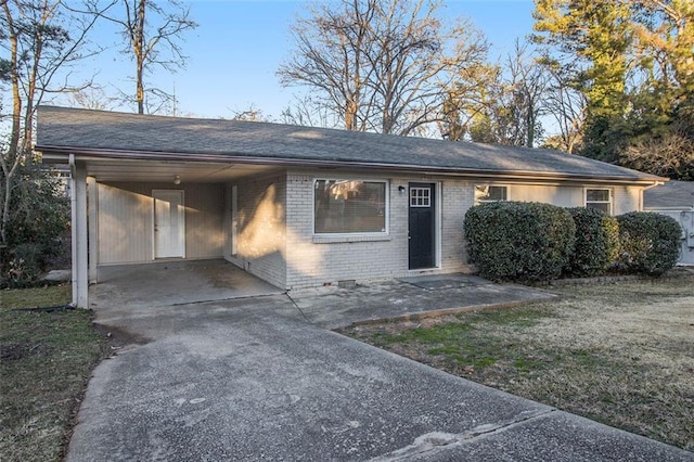 ranch-style home featuring a front lawn and a carport