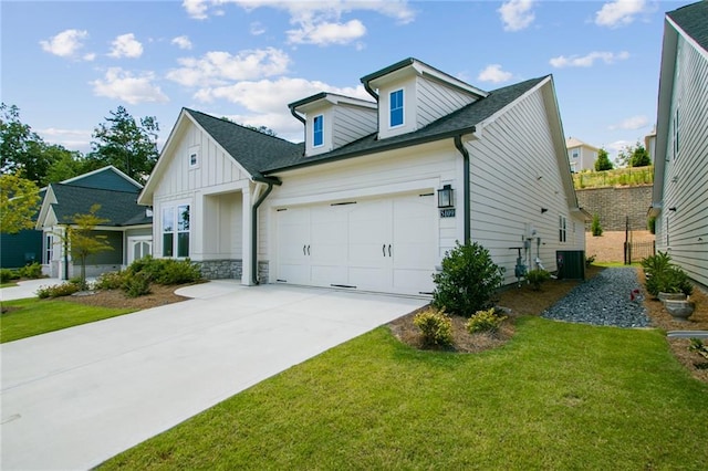 view of front facade with a front yard