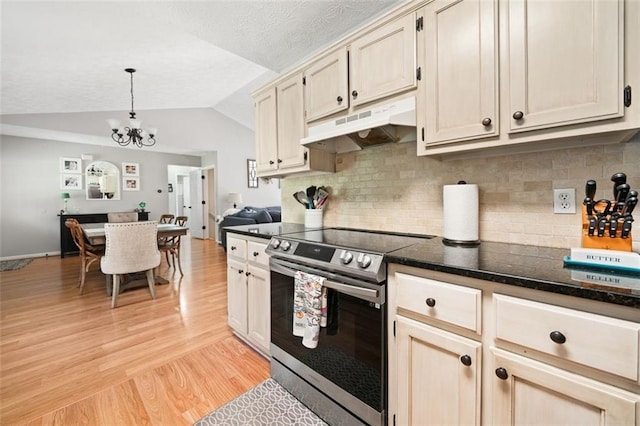 kitchen with stainless steel electric range, under cabinet range hood, light wood-style flooring, lofted ceiling, and a chandelier
