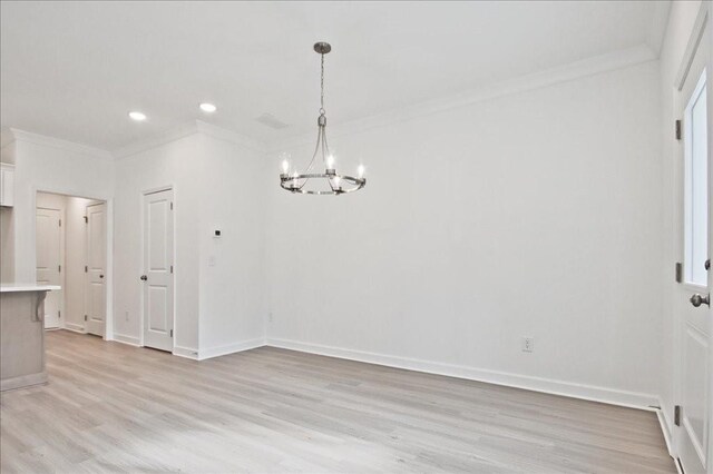 unfurnished dining area featuring a notable chandelier, ornamental molding, recessed lighting, light wood-style floors, and baseboards