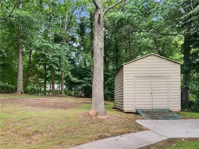 garage featuring a lawn