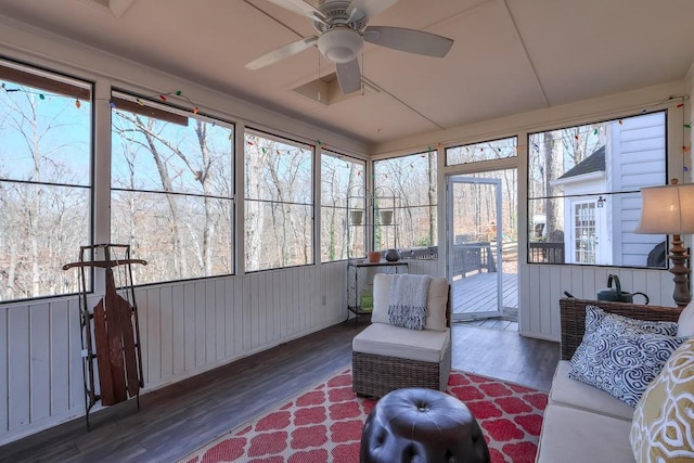 sunroom / solarium featuring a ceiling fan