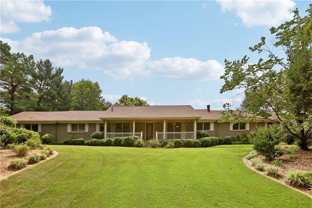 view of front facade with a porch and a front yard