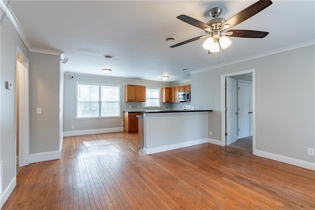 kitchen with crown molding, light hardwood / wood-style flooring, kitchen peninsula, and ceiling fan