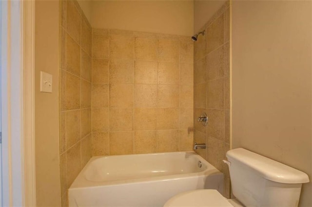 bathroom with tiled shower / bath and toilet