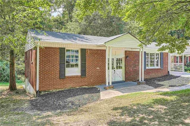 view of front of home featuring a front yard