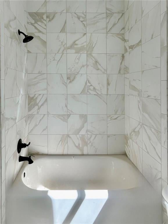 bathroom with tiled shower / bath combo