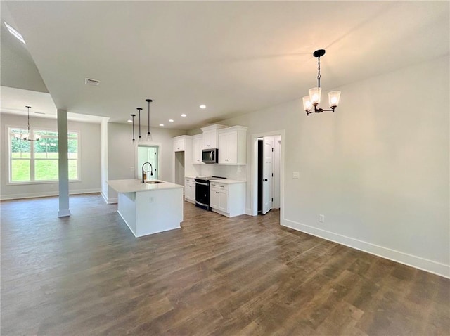 kitchen with sink, stainless steel appliances, an island with sink, a chandelier, and decorative light fixtures