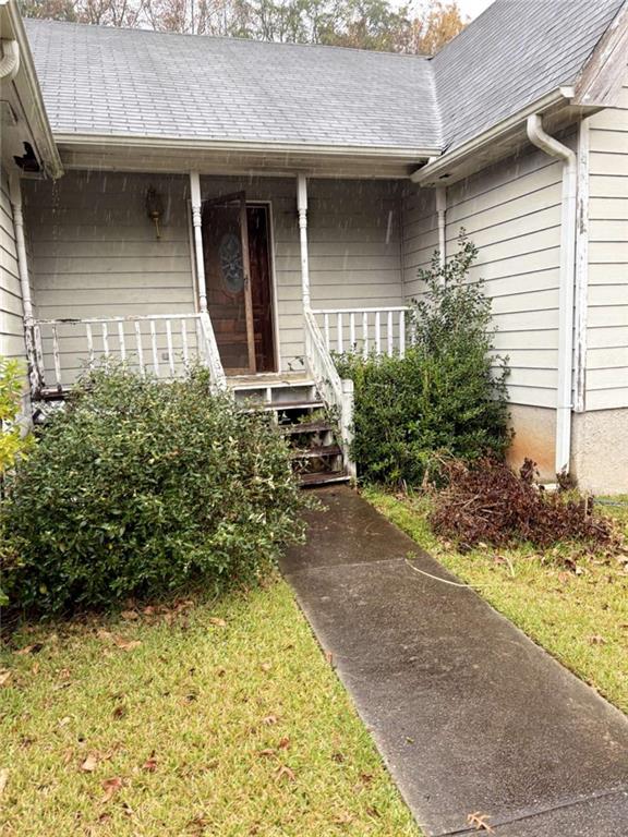 property entrance with covered porch