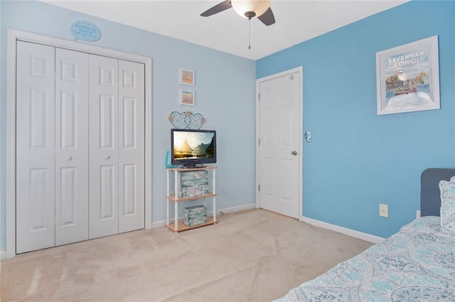 carpeted bedroom featuring ceiling fan, baseboards, and a closet