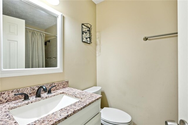 full bathroom featuring vanity, toilet, and a shower with shower curtain