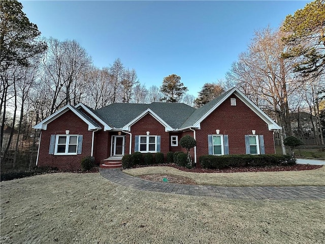 single story home with a front lawn