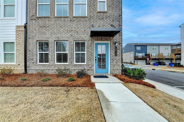 property entrance featuring a yard