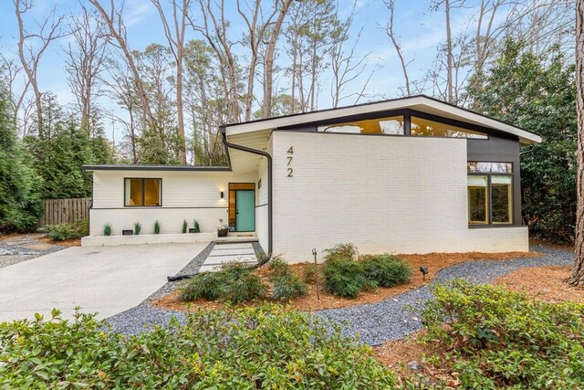 single story home featuring a front lawn