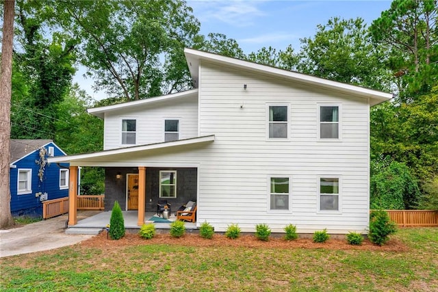 view of front facade featuring covered porch and a front lawn