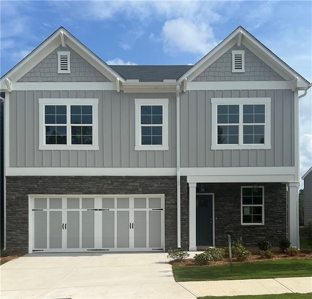 view of front facade featuring a garage