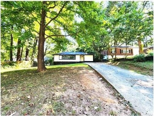 single story home featuring a front lawn