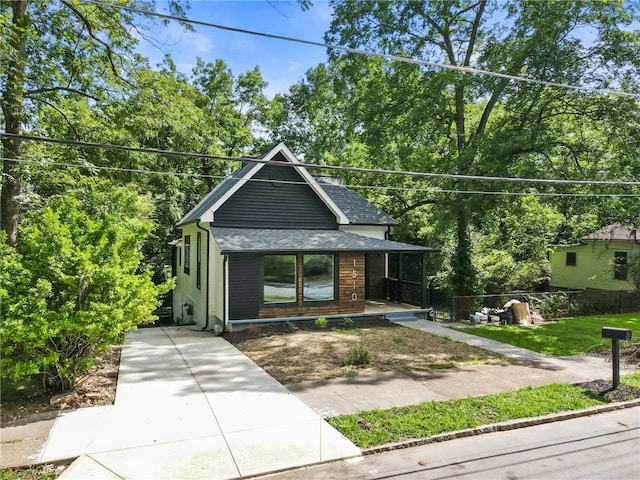 view of front of house featuring a front yard