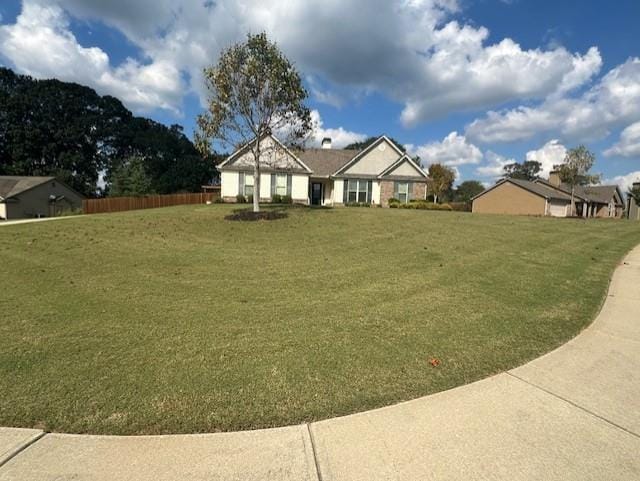 view of front facade featuring a front lawn