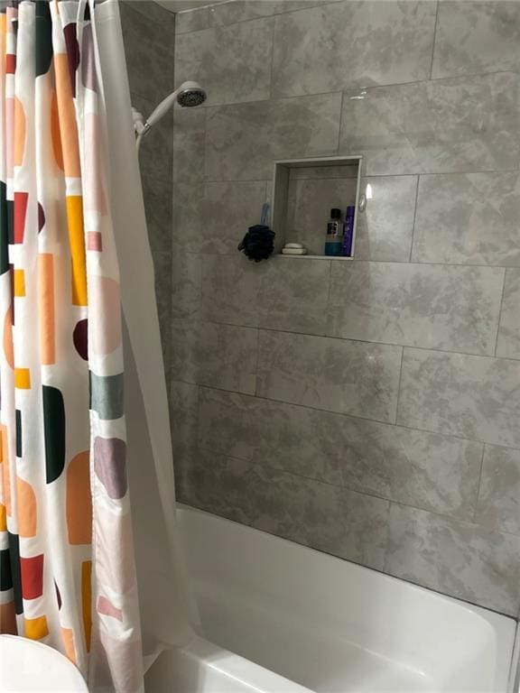 6658 Ramsgate Way, Norcross, GA 30093 - full bath featuring shower / bath combo with shower curtain
