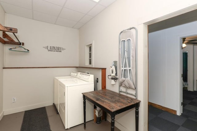 laundry room with ceiling fan and separate washer and dryer