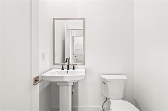 490 Hammons Way, Atlanta, GA 30315 - bathroom with baseboards and toilet