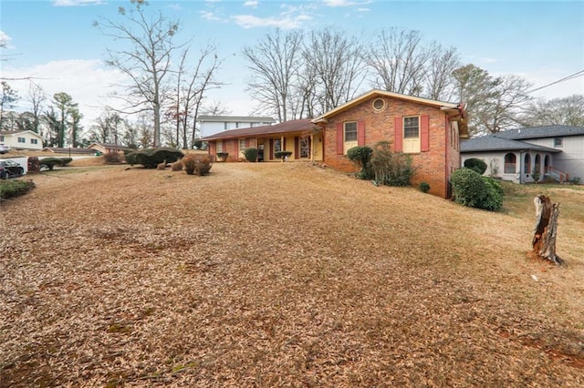 view of front of house featuring a front lawn