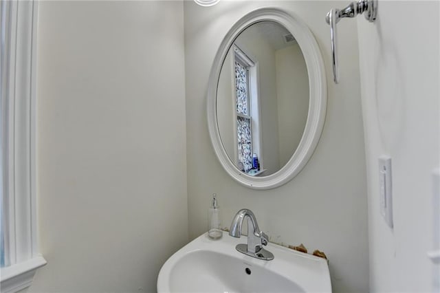 bathroom featuring a sink