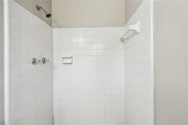 bathroom featuring a tile shower