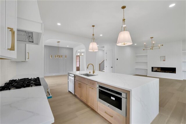 380 Hillcrest View Dr, Suwanee, GA 30024 - kitchen with a chandelier, dishwasher, light wood-type flooring, a sink, and recessed lighting
