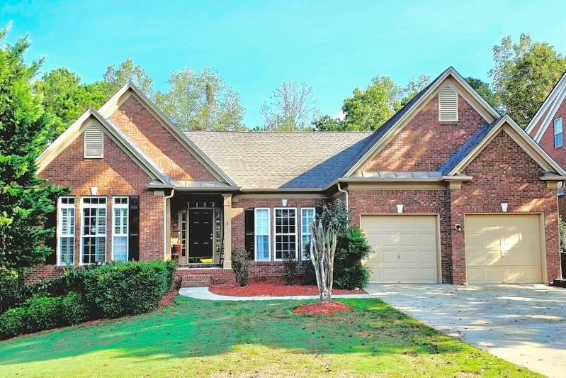 view of front of home with a front yard and a garage