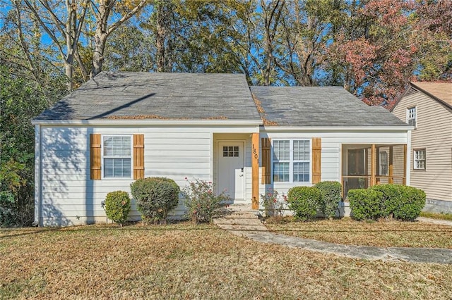 single story home featuring a front yard