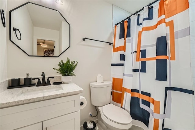 full bathroom with a ceiling fan, a shower with curtain, vanity, and toilet