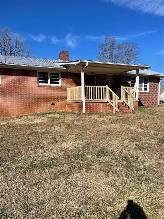 view of front of home featuring covered porch and a front lawn