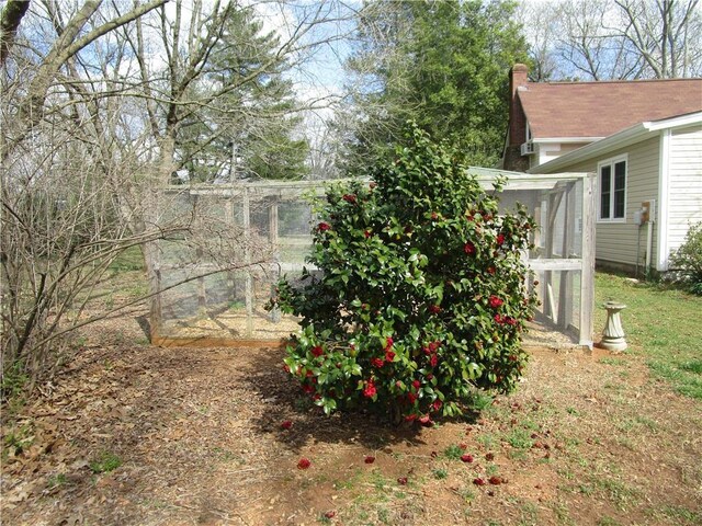 view of yard featuring an outbuilding