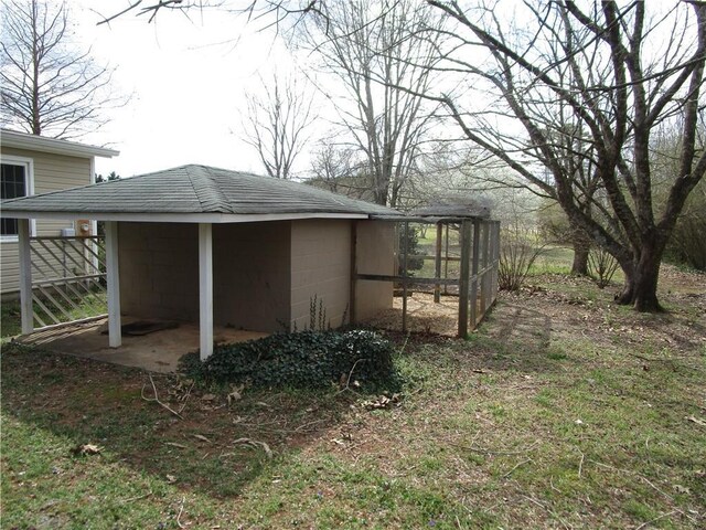 view of outdoor structure featuring an outbuilding