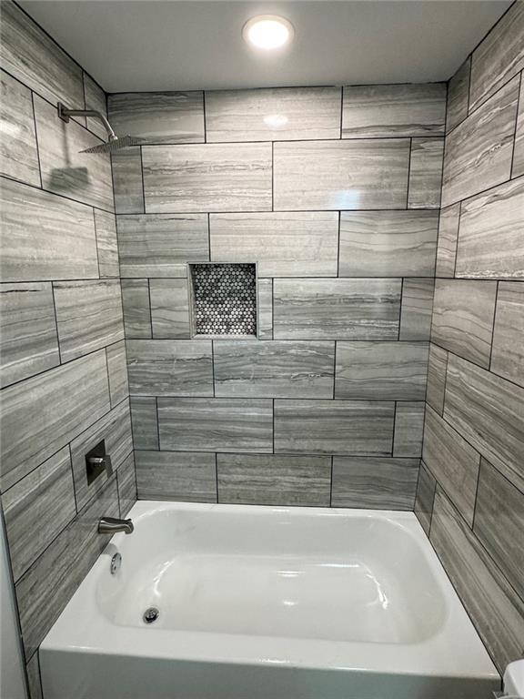 full bath with shower / bathtub combination
