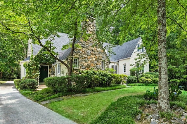 view of front of property featuring a front lawn