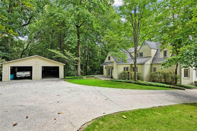 view of yard featuring a garage and an outdoor structure