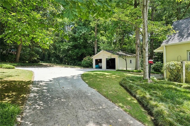 view of yard with an outdoor structure