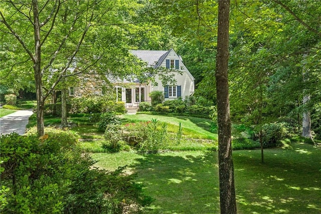 view of front of house featuring a front yard