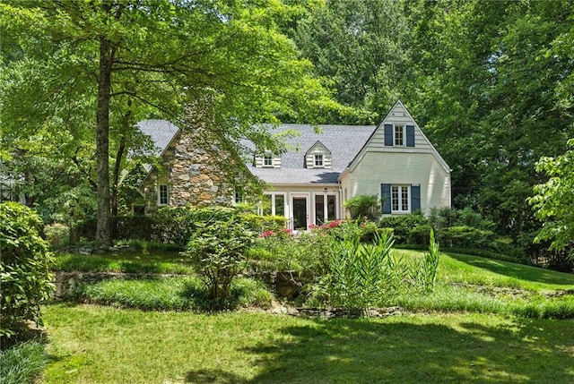 view of front of home featuring a front yard