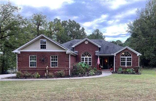 view of front of property featuring a front lawn