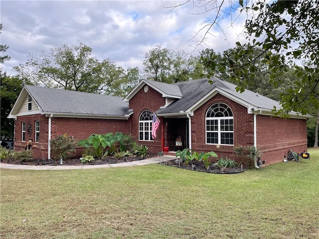 view of front facade featuring a front yard