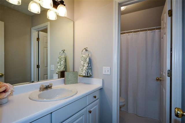 full bath featuring toilet, curtained shower, and vanity